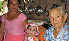 Dona Noeme, die 88-jhrige Altersprsidentin des Riozinho, mit Tochter und Urenkelin