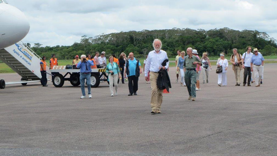Reisegruppe von Consul-Weltreisen landet am Flughafen von Cruzeiro do Sul