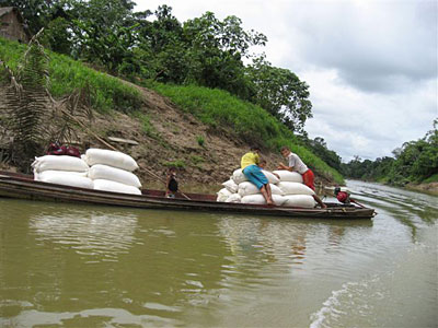 Festgefahrene Canoas mit ihrer Ladung und den fast verzweifelten Fahrern