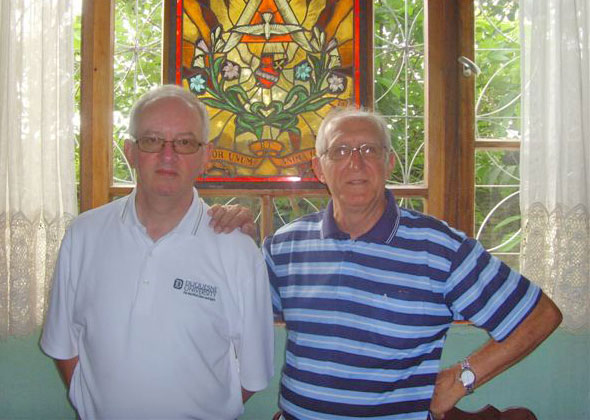 Generalobere John Fogarty mit Bischof Mosé Pontelo