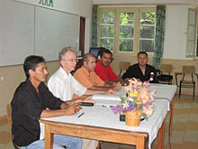 Der Tisch mit den Direktoren und Dr. Luís Padilha, dem Advokaten, der die Sitzung leitete