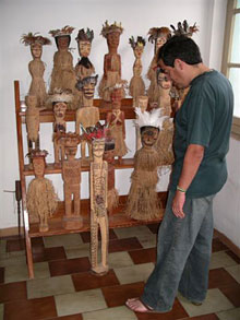 Museumsbesucher bewundert geschnitzte Figuren der Katukinas.