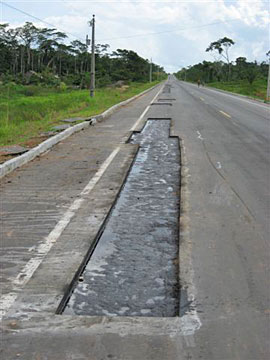 Loch mit Asphaltstrich, zur Vorbereitung auf die Asphaltfüllung